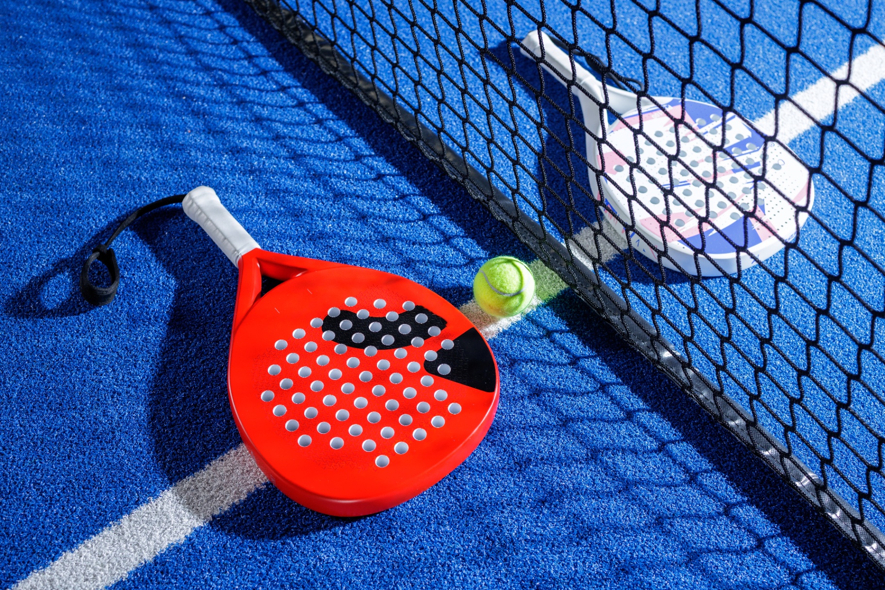 Padel-Schläger in Detailaufnahme
